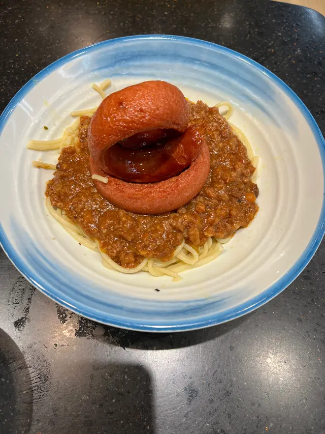 布蘭尼肉醬意粉配法蘭克福腸