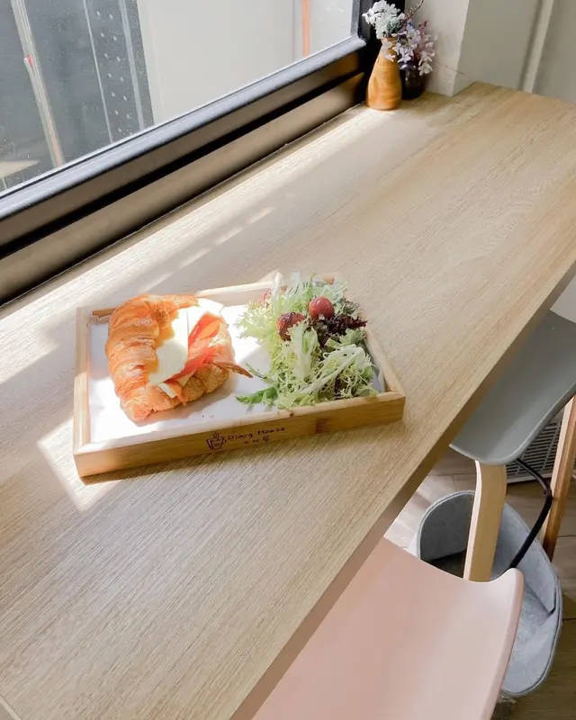 芝士蕃茄煙鴨胸牛角包