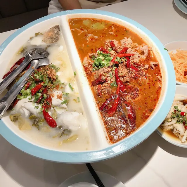 以招牌嘅雙拼大鍋上枱,份量十足,食落係一種fusion感覺嘅酸菜魚同水煮牛嘅味道,唔會太麻太油,比較迎合香港人口味嘅煮法