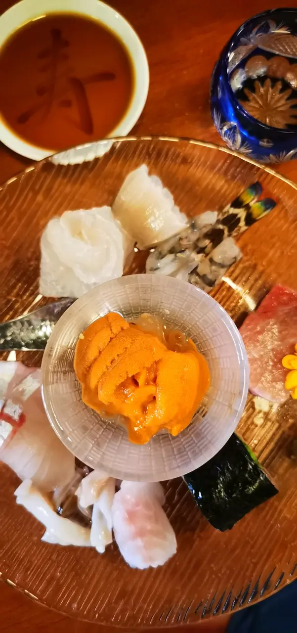 蝦爽彈，剌身鮮甜，海膽回甘