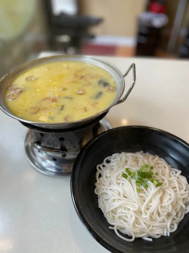 蟲草花花膠雞米線