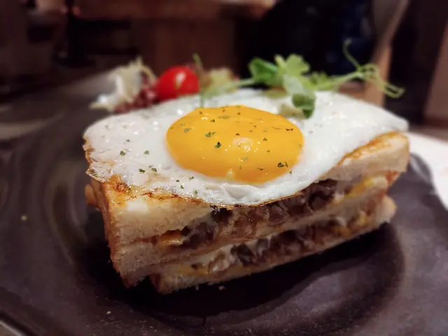 芝士牛肉三文治配煎蛋