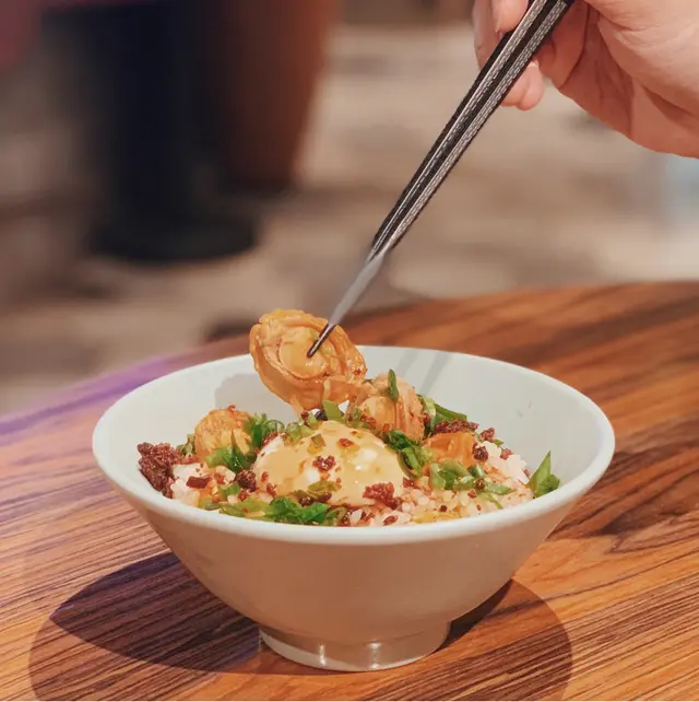 溫泉蛋鮑魚蔥油培根脆脆拌飯