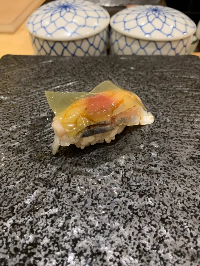 鯖魚配上一片白昆布，我個人十分鍾意食鯖魚，魚味濃，所以我覺得好好食