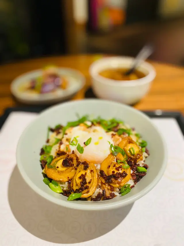 溫泉蛋鮑魚蔥油培根脆脆拌飯