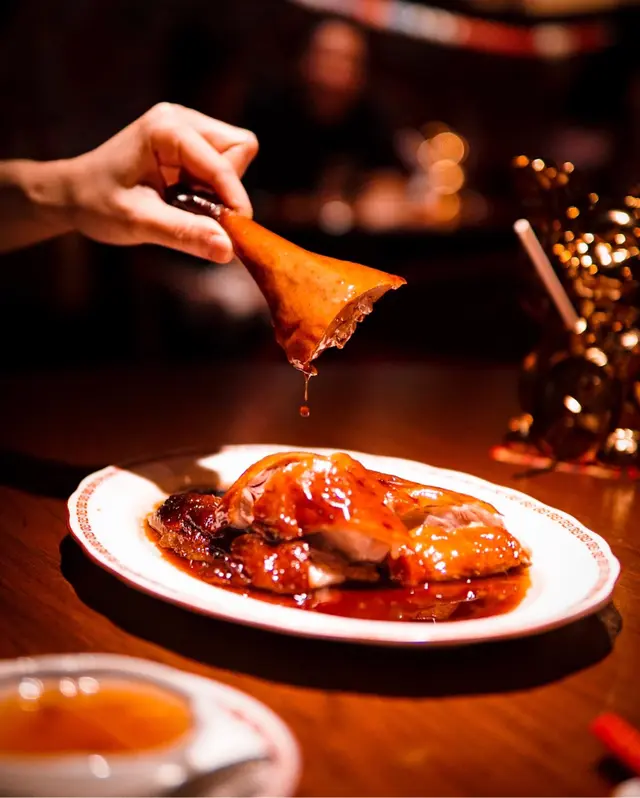 明爐燒鵝配滷水汁及酸梅醬