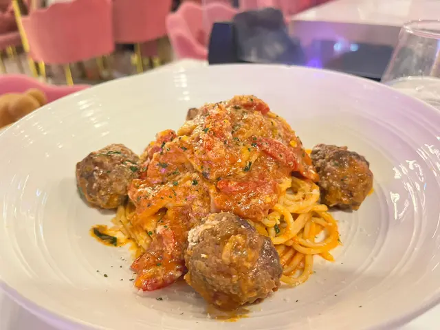 肉丸中間係生的及凍的