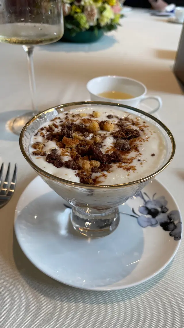 第一次食好特別嘅甜品！上面係好似用豆奶打咗嘅泡泡中間又有個豆腐雪糕，個底仲有豆腐花！個面配咗啲脆脆真係好清新好好味😋