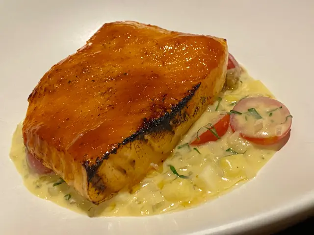 香烤三文魚配味噌菠蘿、哈羅米芝士