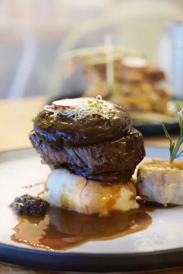 慢煮香草牛柳配松露泡沫大啡菇