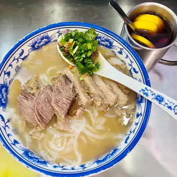 牛腩河粉 + 熱檸檬茶