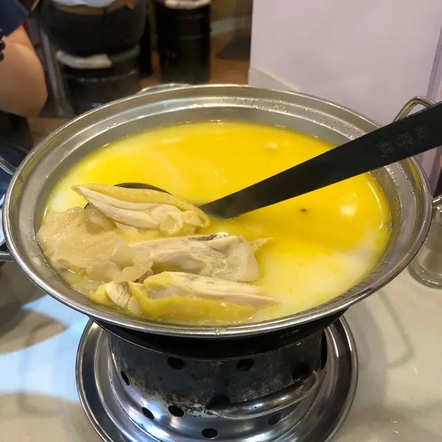 招牌癡花膠雞濃湯米線 