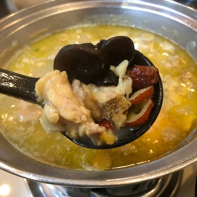 藥膳黃酒雞湯米線