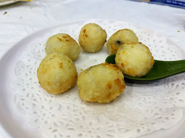 外脆內軟芝麻湯圓，唔痴牙