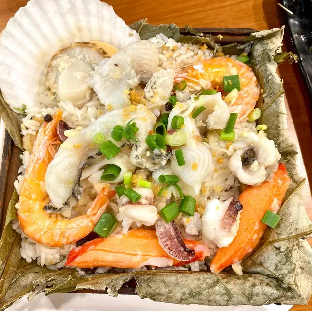 瑤柱蒜蓉海鮮荷葉飯