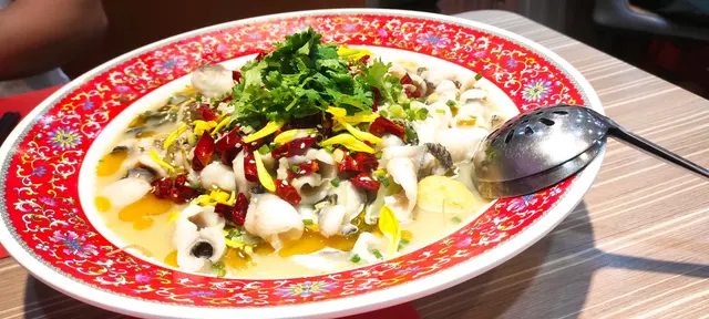 暫時在香港最滿意的酸菜鱼，魚片手功非常好，完全無骨，湯底好味又不太辣，配菜豐富，芽菜豆卜雪菜萵筍最重要有寛粉，大滿足！