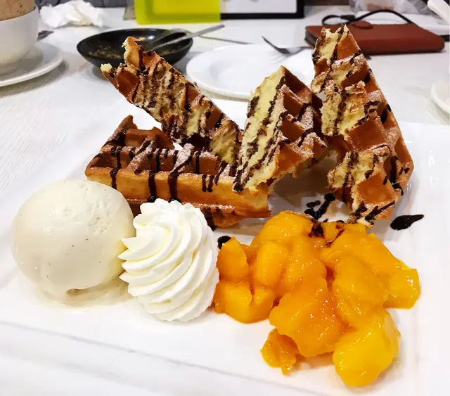 芒果鮮甜.還有一球椰子雪糕及忌廉球胖碟.賣相精緻.👍👍👍