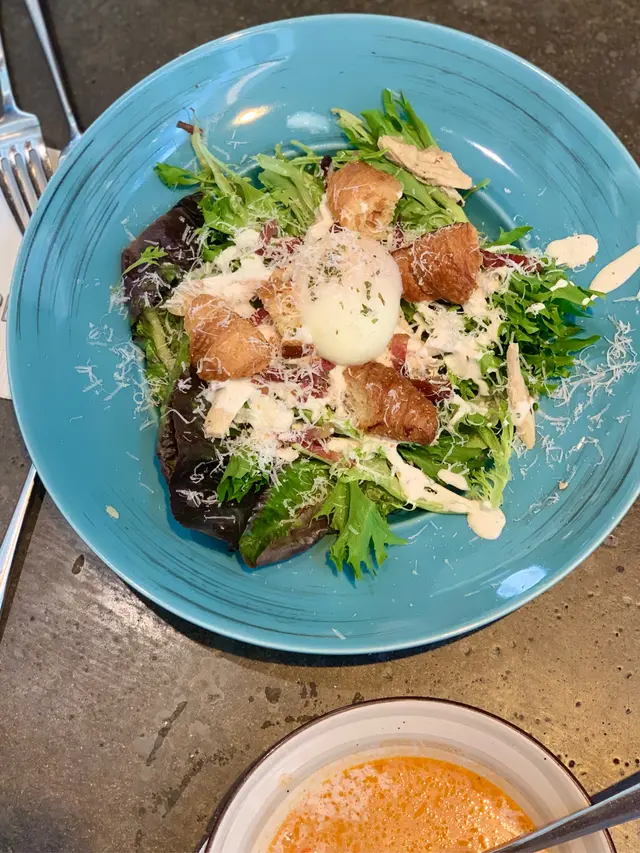 手撕肥雞溫泉蛋沙律