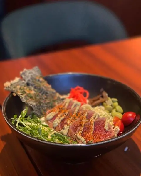 本身諗住都係普通既吞拿魚飯,點知佢都算有新意,d醬係牛油果味,加埋佢刺身質素唔錯,成碗飯都幾好食,食落有d似poke果d沙律醬刺身飯