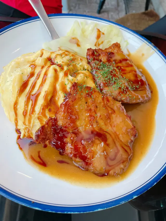 日式咖喱豬扒蛋包飯