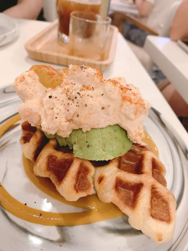 牛角窩夫牛油果配日式龍蝦沙律