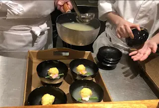 雞清湯配雞肉丸子