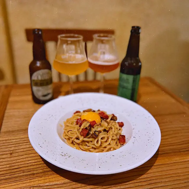 佢係用咗偏粗身嘅拉麵代替pasta, 醬汁係自家照燒汁， 同埋落咗兩款肉去切粒：燒豚角五花、西班牙香腸🥓 fusion得嚟味道整體好夾又一啲都唔漏