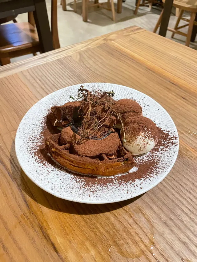 提拉米蘇窩夫 $72 (+$20 ice-cream) 窩夫鬆軟香濃好食, 中間夾層有朱古力cream,配上出面既可可粉 係一啲都唔會覺得甜,每食完一啖都會想食下一啖 真係好好食, 高質&推薦‼️