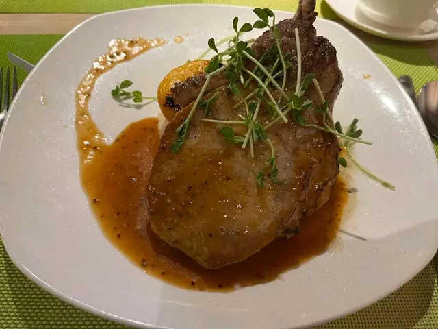 香煎豬斧頭扒伴黃蜜桃配芥末籽燒汁