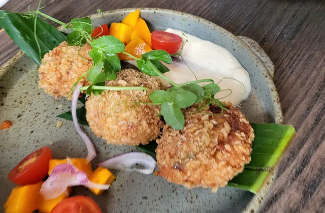 阿拉斯加蟹肉餅配芒果莎莎(蜜糖青檸醬)