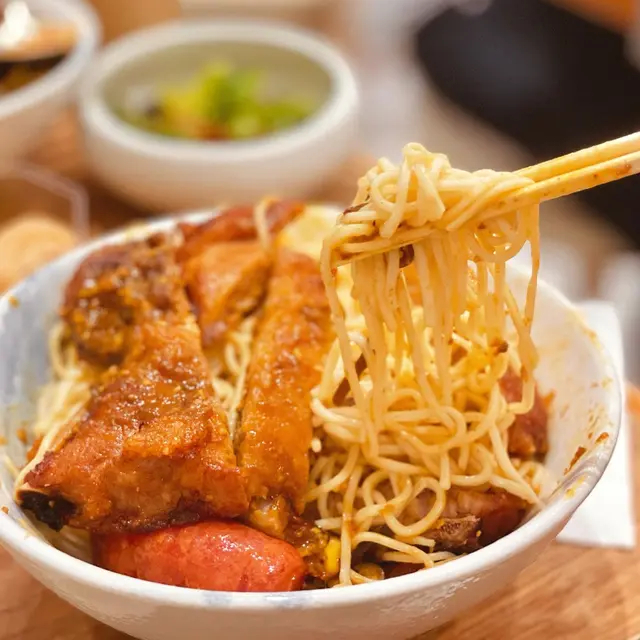 沙茶厚豚及夜市小香腸配四色乾拌麵