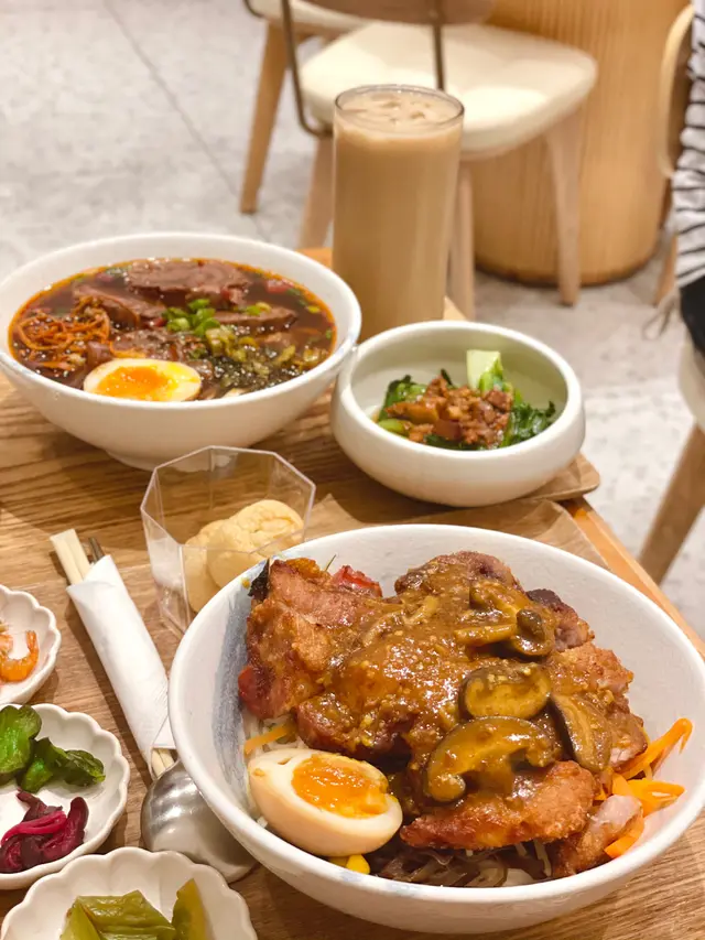 沙茶厚豚及夜市小香腸配四色乾拌麵