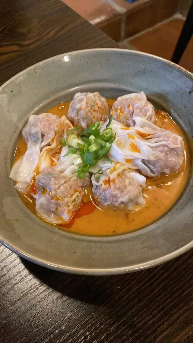 皮薄料足嘅雲吞，加埋超e濃嘅花生醬，超滿足！