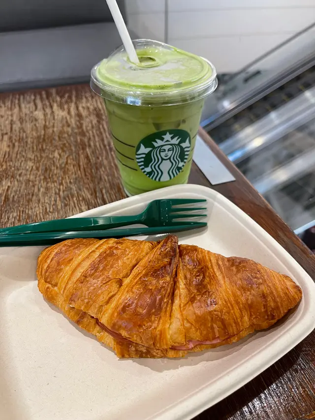 前:Brie & Ham Croissant Sandwich;後:Iced Matcha and Espresso Fusion