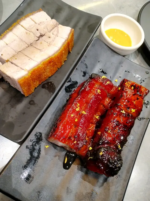 左-燒肉,右-叉燒