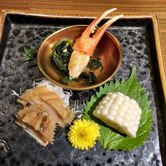 前菜三點
磯煮鮑魚,葉松蟹鉗,日本白粟米