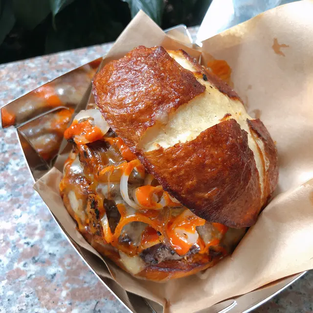 雙層陀地手打牛肉漢堡