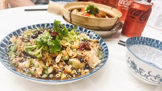 呢個口水雞都好唔錯,肉質鮮嫩,我地叫左BB辣都好惹味,而見到佢既配例如花生,蔥都做足功夫,絕不馬夫