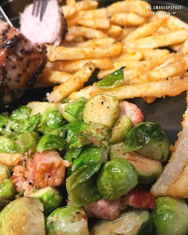  烤斧頭豬扒、煙肉椰菜仔、薯條