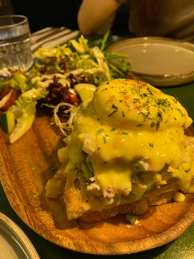 蟹肉班尼迪蛋配牛油多士