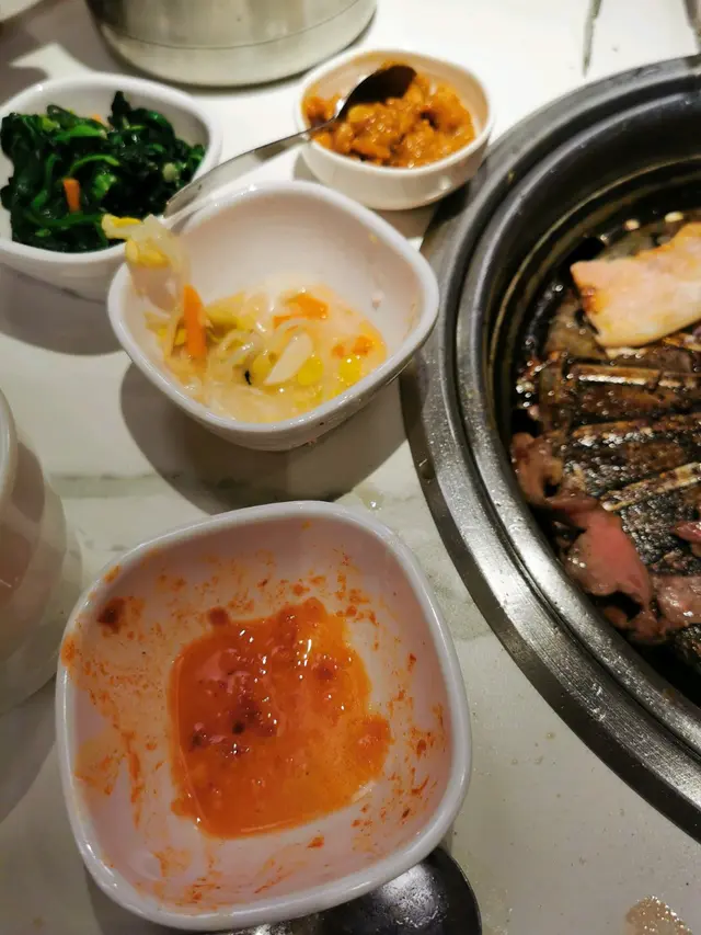 一個吉嘅碗,啲泡菜叫左都唔嚟,好矜貴