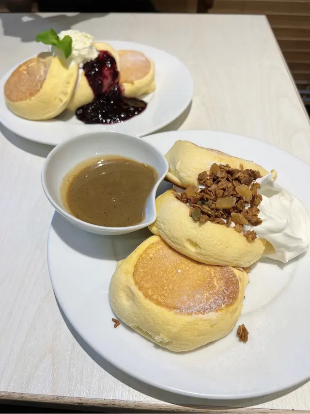 奶茶班戟配自家製殻麥、芝士慕絲雜莓醬班戟