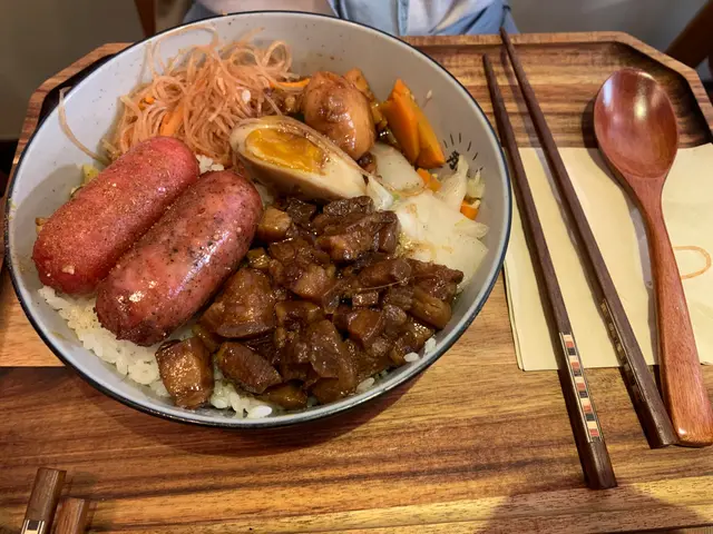 勝利雙腸滷肉飯