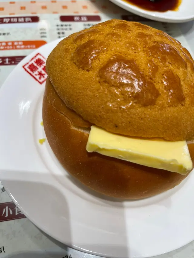 呀姐姐話菠蘿油新鮮出爐,熱辣辣一定要試!香香噴嘅菠蘿皮加上大大磚牛油,呢個組合簡直冇得彈。最衰冇叫返杯紅豆冰,如果唔係就爽皮!