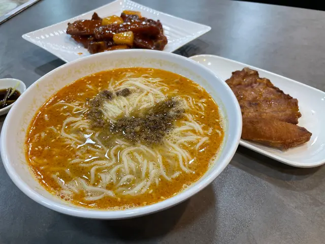 湯頭濃郁，花生味重但又少少辣香，麵好滑但同時過腍，排骨色澤靚，味道一般