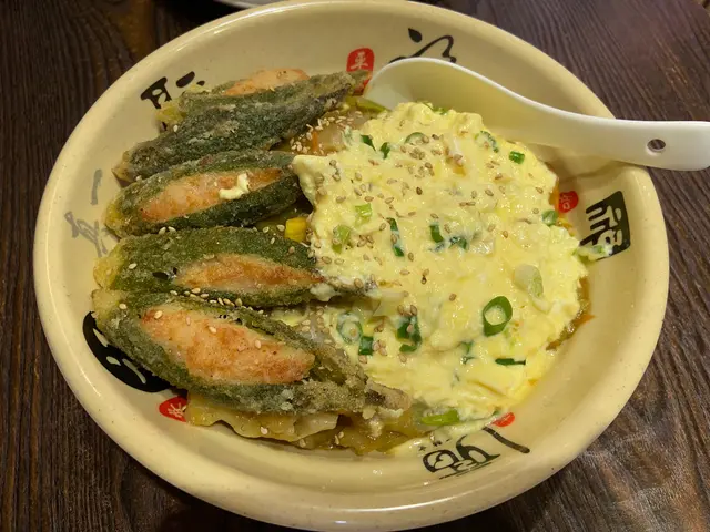 老闆自己將蝦滑釀入秋葵