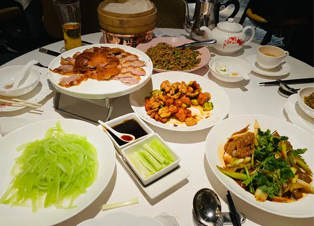 片皮鴨、清炒蒿荀、蔥爆牛肉、琥珀雞丁、醬肉炒飯