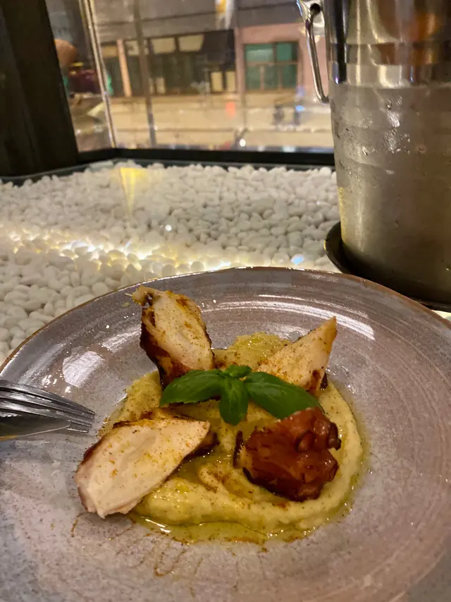 烤八爪魚配法瓦豆泥