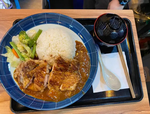 咖哩雞扒飯，附送麵豉湯