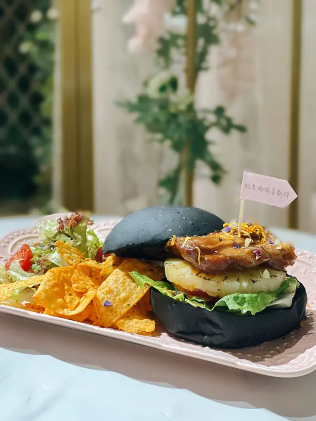 菠蘿照燒雞排黑炭漢堡